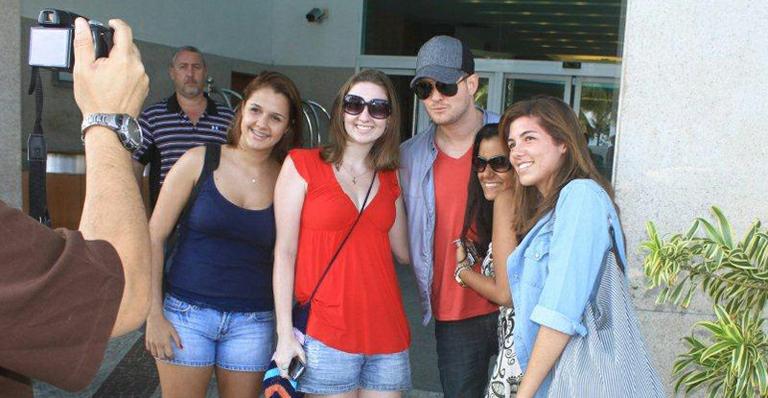 Michael Bublé posa para fotos com fãs em porta de hotel no Rio