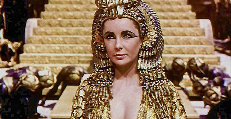 Capa usada por Elizabeth Taylor em ‘Cleópatra’ é vendida por R$ 108 mil