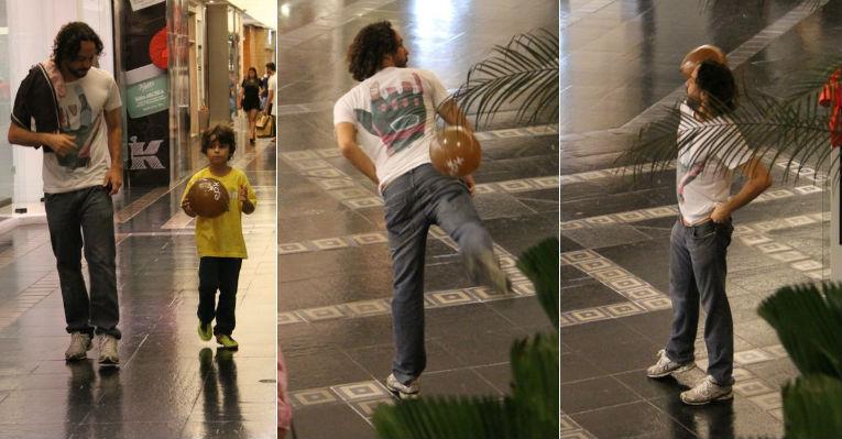 Gabriel O Pensador brinca com bexigas em shopping do Rio de Janeiro