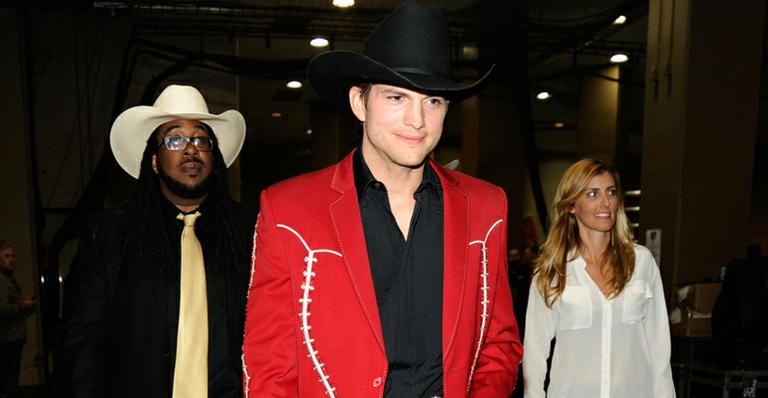 Ashton Kutcher se veste de cowboy em premiação da música country