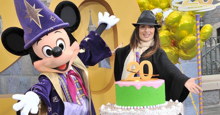 Salma Hayek comemora 20 anos da Eurodisney
