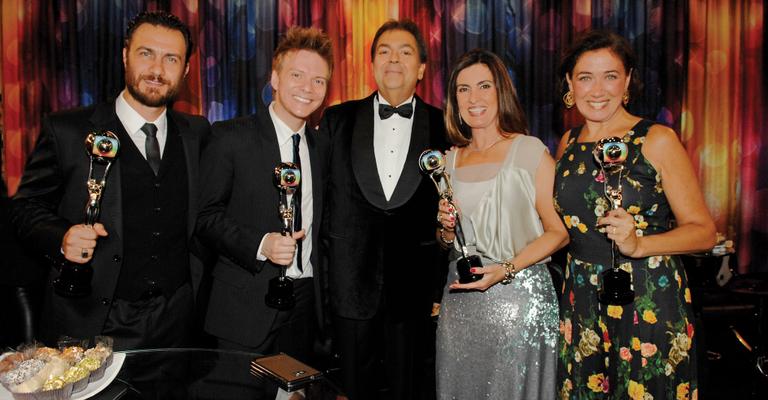 Faustão premia Melhores do Ano na TV e na música