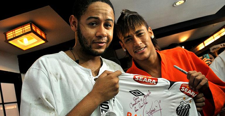 Neymar faz participação especial no clipe da nova música do rapper Emicida