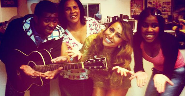 Sabrina Sato posta foto com a família ‘Para Nossa Alegria’