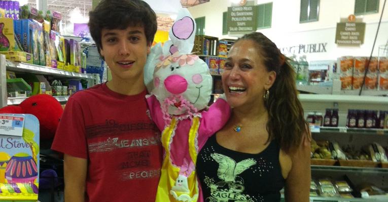 Susana Vieira e o neto aproveitam decoração de Páscoa na Flórida