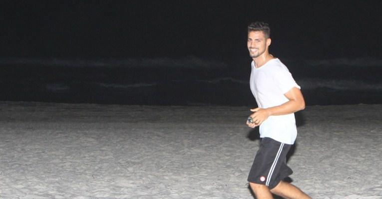 Cauã Reymond aproveita o isolamento da praia à noite para se exercitar