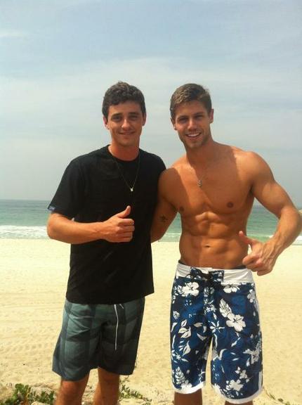 Fael e Jonas mostram que a amizade continua e pegam uma praia no Rio