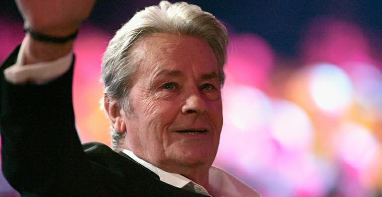 Alain Delon é internado na França