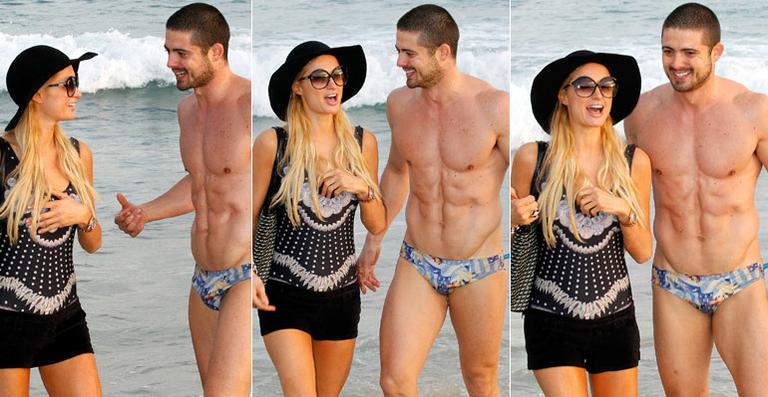 Paris Hilton faz sucesso com admiradores na praia