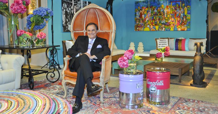 Programa de Ronnie Von ganha cenário feito por Bya Barros
