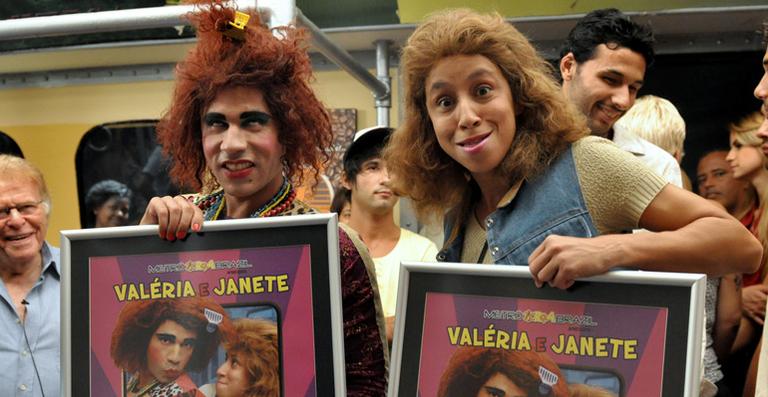 Rodrigo Sant’Anna e Thalita Carauta recebem disco duplo por DVD de platina de Valéria e Janete