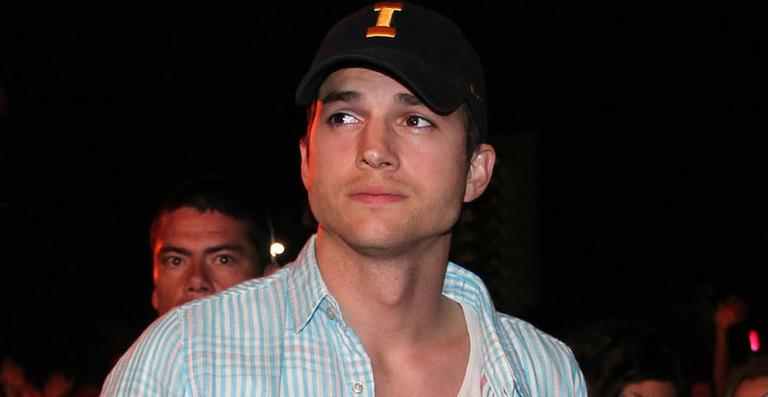 Ashton Kutcher compra mansão em Los Angeles após separação de Demi Moore