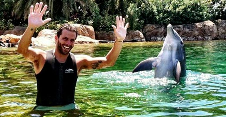 Henri Castelli se diverte com golfinhos durante suas férias nos EUA