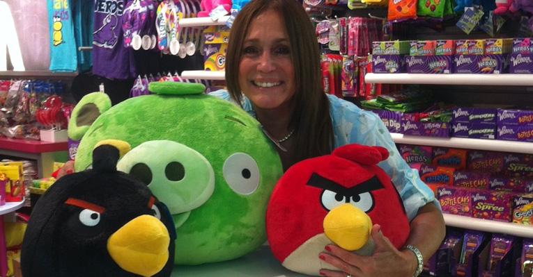 Susana Vieira se encanta com pelúcias do ‘Angry Birds’