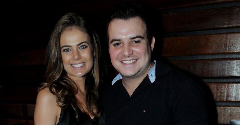 Thaís Pacholek e Belutti namoram em festa na capital paulista
