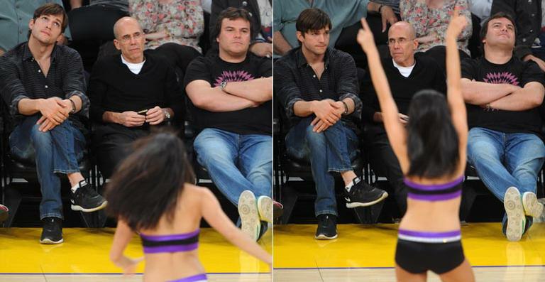 Ashton Kutcher e Jack Black fingem não olhar para as líderes de torcida em jogo