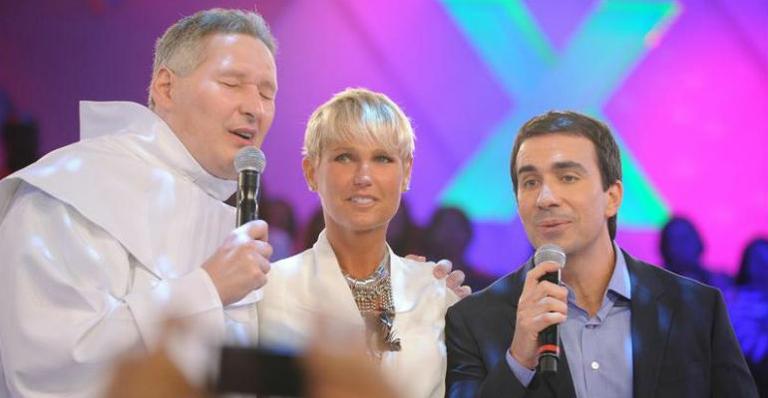 Xuxa festeja Páscoa ao lado dos padres Marcelo Rossi e Fábio de Melo