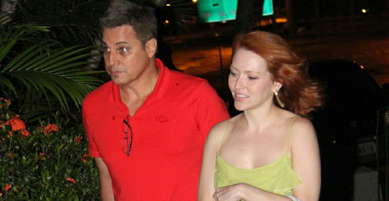 Edson Celulari e a namorada, Karin Roepke, passeiam juntos no Rio