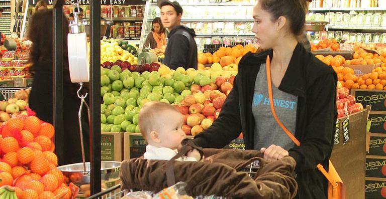 Jessica Alba faz compras em mercado com a filha Haven