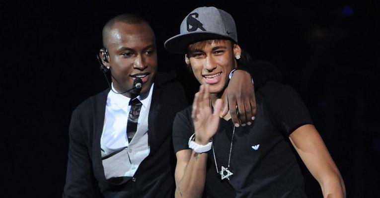 Durante gravação de DVD, Thiaguinho dedica música a Neymar