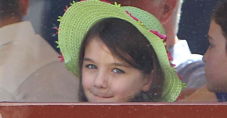 De bom humor, Suri Cruise sorri para fotógrafos