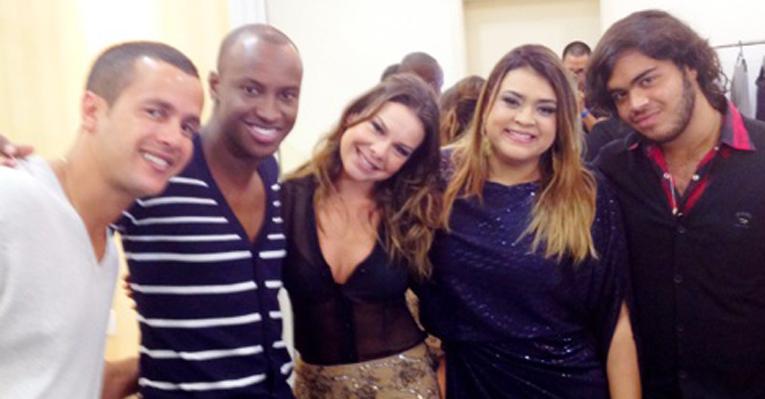 Preta Gil vai com a família ao show do cantor Thiaguinho