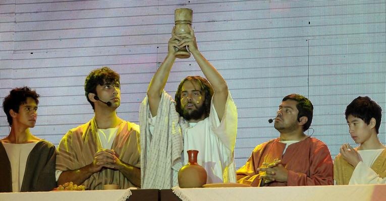 Kayky Brito e Carol Nakamura encenam ‘A Paixão de Cristo’