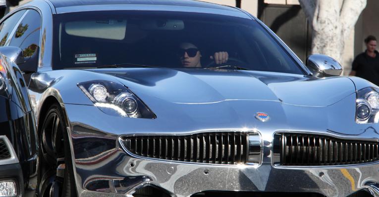 Justin Bieber leva Selena Gomez para passear em seu carro cromado