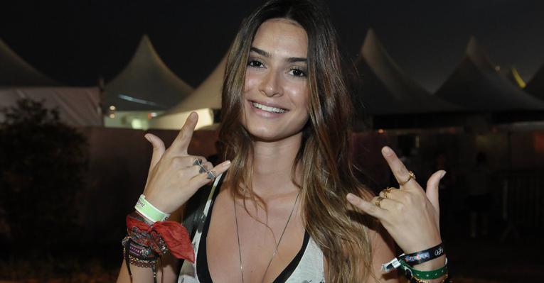 O look roqueiro de Thaila Ayala em festival