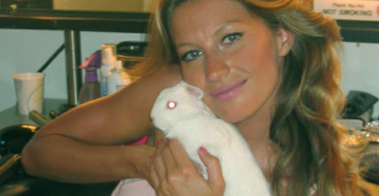 Gisele Bündchen publica foto com coelhinho para celebrar a Páscoa