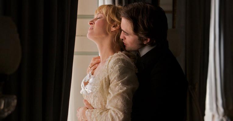 Uma Thurman e Robert Pattinson protagonizam cena quente em ‘Bel Ami’