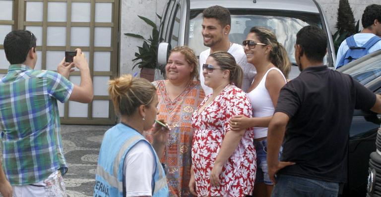Cauã Reymond é cercado por fãs no intervalo das gravações de ‘Avenida Brasil’
