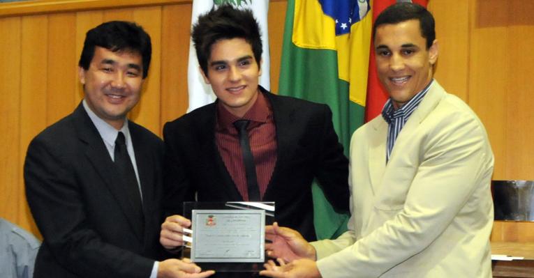 Luan Santana recebe título de Cidadão Honorário de Londrina
