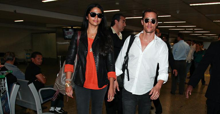 Matthew McConaughey e Camila Alves desembarcam em São Paulo