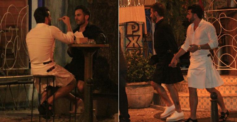 Vestindo saia, estilista Marc Jacobs festeja aniversário em jantar com o namorado no Rio