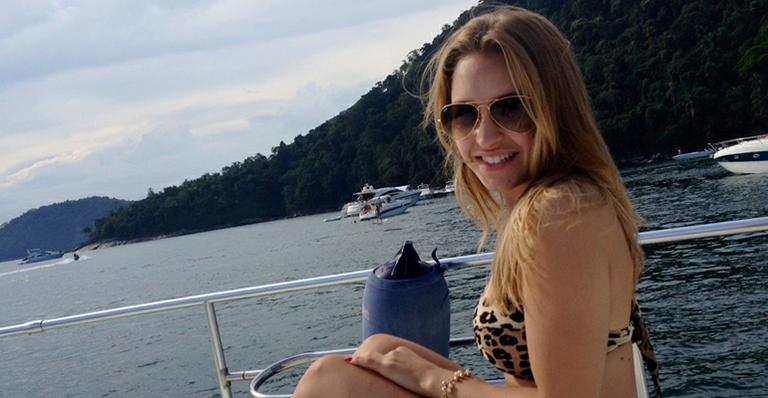 Com biquíni de oncinha, Carla Diaz curte a praia com amigos e mostra boa forma em Angra