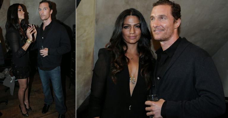 Camila Alves abusa do decote em evento ao lado de Matthew McConaughey