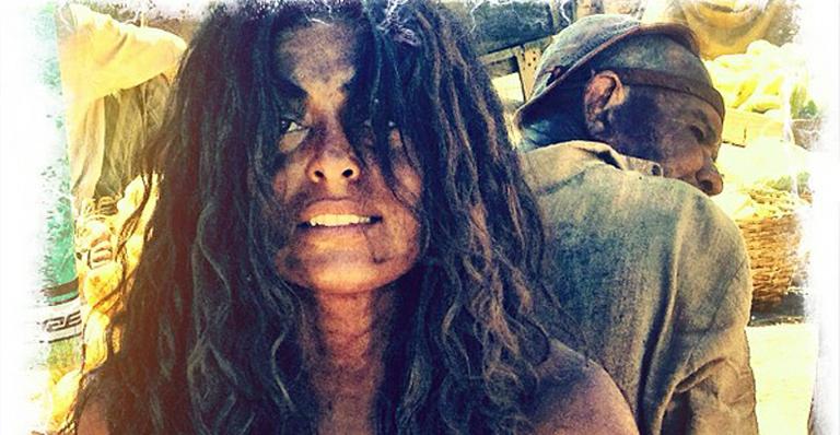 Com a pele suja e cabelo bagunçado, Juliana Paes grava cena de ‘Gabriela’