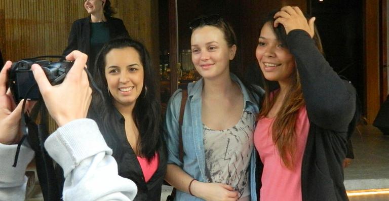 Leighton Meester mostra simpatia com fãs na saída de hotel, em São Paulo