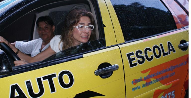 Luciana Gimenez faz aula de baliza