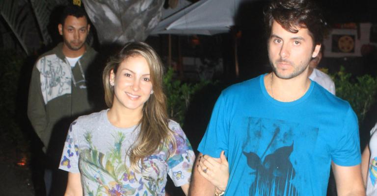 Claudia Leitte aproveita a companhia do marido  Márcio Pedreira em jantar