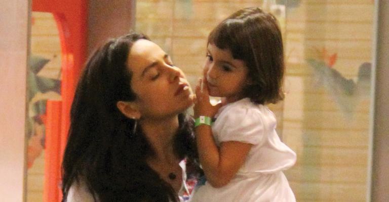 Cássia Linhares passeia com a filha no Rio
