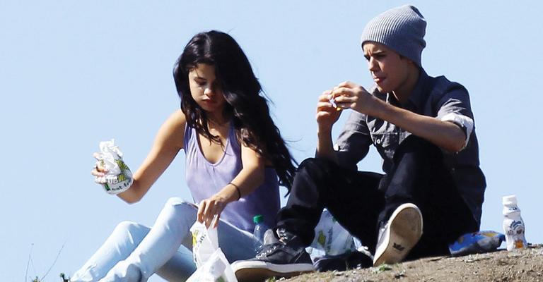 Justin Bieber aproveita almoço inusitado com a namorada Selena Gomez