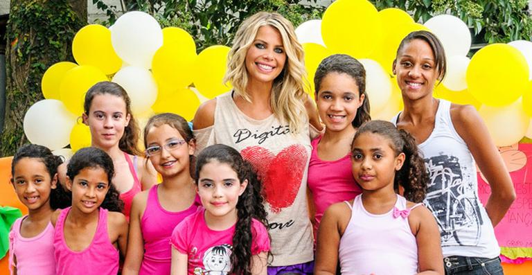 Karina Bacchi faz a festa da criançada em domingo de Páscoa