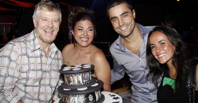 Elizângela celebra 50 anos de carreira em festa com amigos