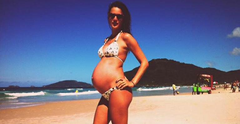 Gravidíssima, Alessandra Ambrosio posa de biquíni na praia