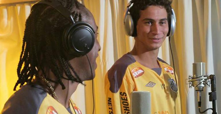 Jogadores do Santos cantam hino do time no ‘Globo Esporte’