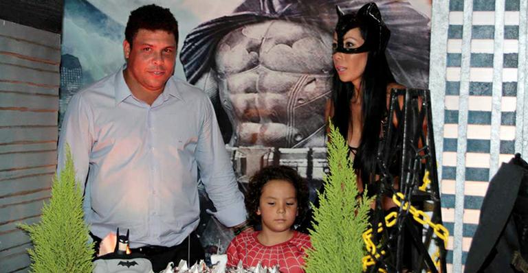 Com Bia Antony e seus outros três filhos, Ronaldo comemora os sete anos de Alex