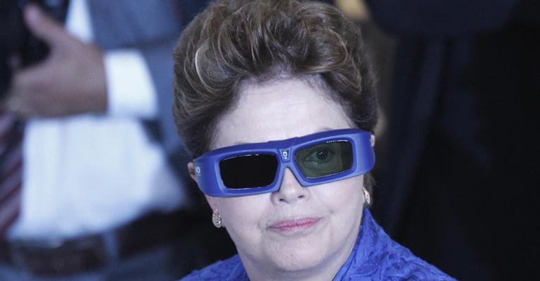 Presidente Dilma usando óculos 3D vira brincadeira na internet