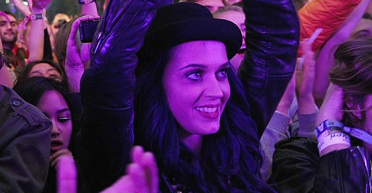 Katy Perry escurece os cabelos mais uma vez